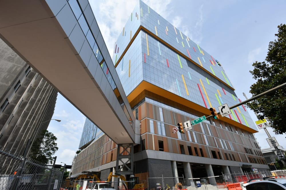 Corner image of Children's Hospital of Richmond with prefabricated panelized bridge