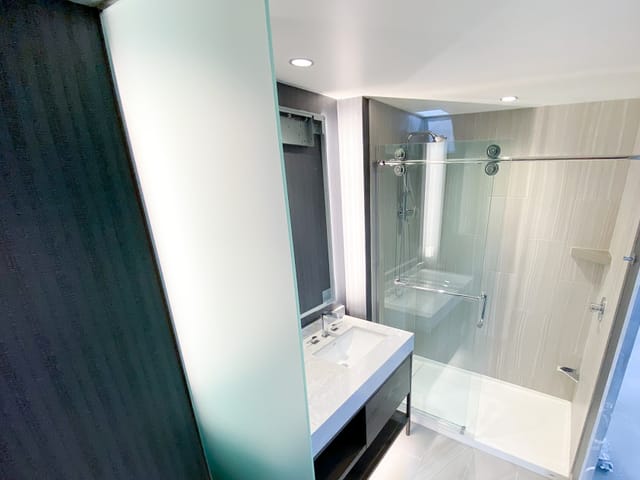 Hyatt Regency Conroe Hotel Bathroom Pod Wide View